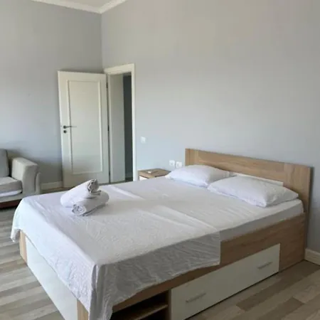 Kamila * Tirana